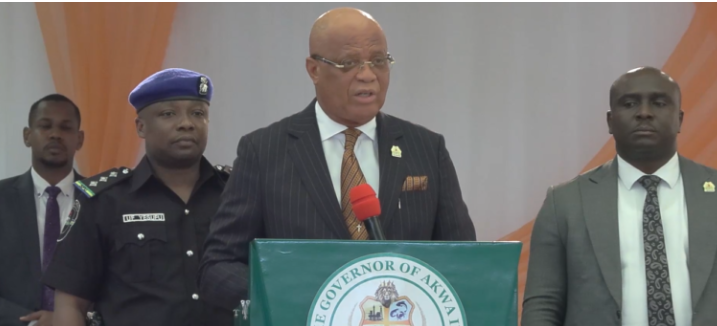 A’Ibom gov swears in newly-elected LG chairmen